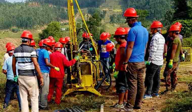 दैलेख पेट्रोलिय उत्खनन्कालागि बनाइएका खाल्डा रातारात पुरिए