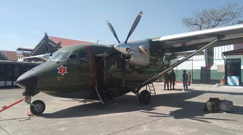 पुरुषोतम खत्री काठमाडौं, चैत १७ गते । चीनबाट ल्याइएको कोरोना संक्रमणको जाँच तथा उपचारका उपकरण नेपाली सेनाले देशका विभिन्न भागमा पु¥याइएको छ । नेपाली सेनाको स्काइ भ्यानले आजे सूर्खेत, धनगढी र विराटनगरमा ती सामाग्रीहरू पु¥याइ सकेको नेपाली सेनाको मुख्यालयले जनाएको छ । सो सामाग्री लिएर स्वस्थ्य राज्यमन्त्री नवराज रावत सुर्खेत जानु भएको थियो भने स्वास्थ्य सेवा विभागका महानिर्देशक महेन्द्र श्रेष्ठ विराटनगर जानु भएको थियो । े केही अत्यावश्य सडकबाट पु¥याउन जोखिम हुनेखालका सामाग्री स्काइ भ्यानबाट देशका विभिन्न भागमा पु¥याएको र बाँकी सामाग्री सडक मार्गबाट पु¥याउन लागिएको सेनाको भनाइ छ । आज विहान ७ः३० बजे ती सामाग्री बोकेर धनगढी जाँदै गरेको सेनाको स्काइ भ्यानमा बीच बाटोमा त्यसमा रहेको केमिकलको गन्ध आए पछि विमान काठमाडौं फर्किएको भए पनि पुनः उडान गरी त्यसतर्फ पठाइएको थियो ।