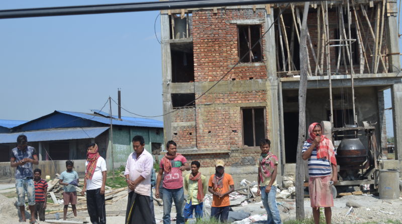 झापामा लकडाउन: भारतीय मजदुर नेपालमा आएर भकाभक घर बनाउँदै