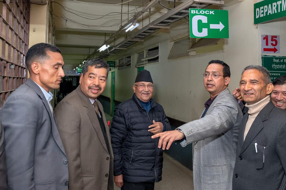 मुस्कुराउँदै अस्पताल भर्ना भए प्रधानमन्त्री ओली