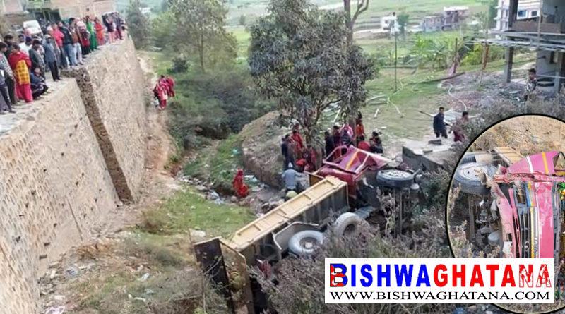 २ चैत २०७६ काठमाडाैं : काभ्रेको मन्डनदेउपुर नगरपालिका ४ बाट सिन्धुपाल्चोकको इन्द्रावती गाउँपालिकाको देउराली जाँदै गरेको बा ५ ख ५७७४ नं को मिनिटिपर र बा २ ख २१८२ न को टिपर ठाेकिदा २२ जना घाइते भएका छन् ।