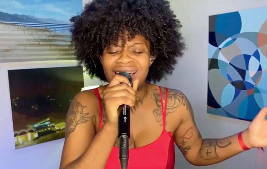 ५ जेठ, काठमाडौं । नेपाली युवा दिवेश पोखरेल (अर्थर गन) अमेरिकाको गायन रियालिटी शो अमेरिकन आइडलको उपाधि जित्न चुकेका छन् । दिवेशको चुनौति पन्छाउँदै जस्ट साम अमेरिकन आइडल बनिन् । दिवेश उपविजेता बने ।  आज भएको फाइनल राउण्डका क्रममा भोटिङका आधारमा साम अमेरिकन आइडल घोषित भएका हुन् । दिवेशलाई उपाधिको दावेदारका रुपमा हेरिएको थियो । उनी टप २ मा पुगे पनि उपाधि जित्न पर्याप्त भोट आएन । यद्यपि, अमेरिकन आइडलको फाइनलमा पुग्ने उनी पहिलो नेपाली बनेका छन् ।     काठमाडौंको रवीभवनमा जन्मेका दिवेश सन् २०१४ मा अमेरिका गएका हुन् ।  अमेरिकन आइडल बनेकी जस्ट साम को हुन् ?       उपाधि विजेता २१ वर्षीया जस्ट सामको वास्तविक नाम समन्था डियाज हो । उनी लाइबेरियन मुलकी अश्वेत गायिका हुन् । न्यूयोर्क निवासी सामले मिडल स्कुलदेखि नै न्यूयोर्कका सब-वे र ट्रेनहरुमा गाउने गर्थिन् । उनी सानो छँदा आमा जेल परेकाले उनलाई हजुरआमाले हुर्काएकी हुन् ।  उनले पहिलो अडिसनबाटै निर्णायकहरुलाई प्रभावित तुल्याउँदै आएकी थिइन् । सामलाई जिताउनका लागि लाइबेरियामा अभियान नै चलाइएको थियो ।