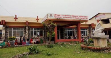 पोखरा — गण्डकी प्रदेशमा कोरोना संक्रमणबाट ६० वर्षीय पुरुषको मृत्यु भएको छ । आइतबार कोरोना संक्रमण पुष्टि भएका स्याङ्जाका ६० वर्षीय पुरुषको पोखरामा उपचारको क्रममा मृत्यु भएको हो । फाइल तस्बिर स्याङ्जाको वालिङ नगरपालिकाका ती व्यक्तिमा आइतबार कोरोना संक्रमित पुष्टि भएपछि पोखरा स्वास्थ्य विज्ञान प्रतिष्ठानको आइसोलेसन बेडमा उपचारका लागि भर्ना गरिएको थियो । उनी लामो समयदेखि मिर्गौला रोगबाट पीडित भएको पाइएको छ । उनी ६ महिना अघिमात्रै उपचारका लागि भारतको मुम्बई गएर यही जेठ २१ मा नेपाल फर्किएका थिए । वालिङ नगरप्रमुख दिलीपप्रताप खाँडका अनुसार सुनौली नाकामा अलपत्र परेको सूचना थाहा पाएपछि जेठ २१ को राति नै उनलाई उद्धार गरी घर ल्याइएको थियो । तर अवस्था नाजुक भएपछि उनलाई जेठ २२ मा पोखरा स्वास्थ्य विज्ञान प्रतिष्ठानमा ल्याइएको थियो । प्रतिष्ठानको प्रिआइसोलेसन वार्डमा राखेर स्वाब परीक्षण गर्दा आइतबार ती पुरुषमा कोरोना संक्रमण देखिएको थियो । त्यसपछि आइसोलेसन वार्डमा सारेर उपचार गर्ने क्रममा आइतबार राति उनको मृत्यु भएको प्रदेश स्वास्थ्य निर्देशनालयले जनाएको छ । हालसम्म सबैभन्दा कम संक्रमित गण्डकी प्रदेशमा कोरोना संक्रमणबाट मृत्यु भएको यो पहिलो घटना हो । प्रदेश स्वास्थ्य निर्देशक डा.विनोदबिन्दु शर्माले सोमबार बिहानै विज्ञप्तिमार्फत मृत्युको पुष्टि गरेका हुन् । प्रदेशभरि हालसम्म ११४ जनामा कोरोना संक्रमण देखिएको छ । तीमध्ये ३ जना निको भएका छन् । योसँगै नेपालमा कोरोना संक्रमणबाट मृत्यु हुनेको संख्या १४ पुगेको छ । संक्रमण पुष्टि भएकामध्ये हालसम्म ४ सय ६७ जना निको भएका छन् ।