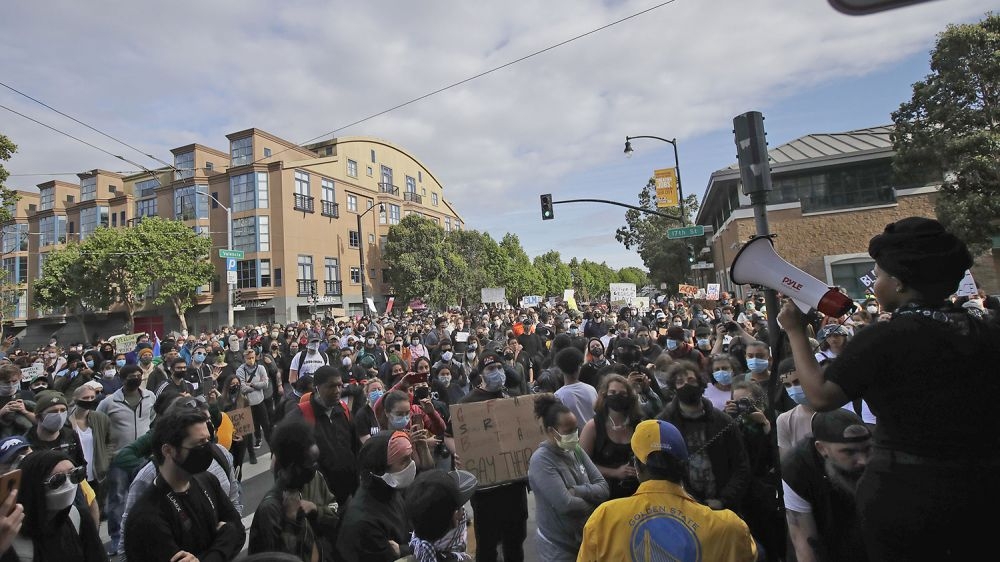 प्रहरी हिरासतमा अफ्रिकी मूलका नागरिकको मृत्युपछि अमेरिकामा १६ राज्यमा कर्फ्यु