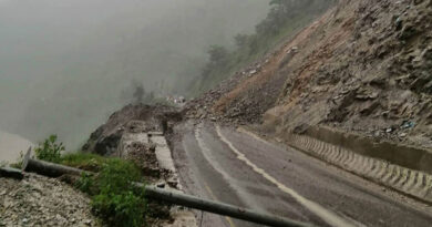 मुन्लिङ - नारायणगढ सडकमा पहिरो, यातायात अवरुद्ध