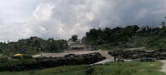 पशुपतिको जग्गामा व्यक्तिको रजाइँ